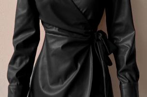 Elegancka sukienka mini z imitacji skóry Pellita, czarna