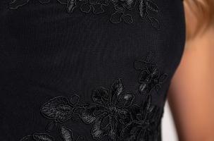 Elegancka sukienka z okrągłym dekoltem i detalem haftu Dilana, czarna