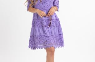 Mini sukienka z kształtem na ramionach i koronkowymi detalami Florida, fioletowa