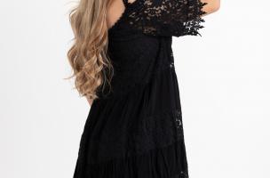 Mini sukienka z kształtem na ramionach i koronkowymi detalami Florida, czarna
