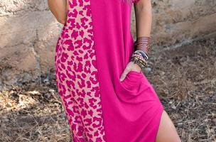Elegancka sukienka maxi w panterkę, w kolorze różowym