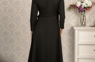 Elegancka sukienka ze składanym kołnierzem i rękawem 3/4 Imogena, czarna