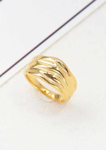 Elegancki pierścionek ART2112 w kolorze złotym.