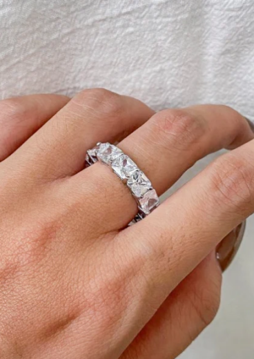 Srebrny pierścionek z cyrkoniami, kolor srebrny.