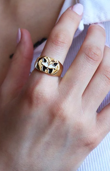 Elegancki pierścionek z motywem motyla, kolor złoty.