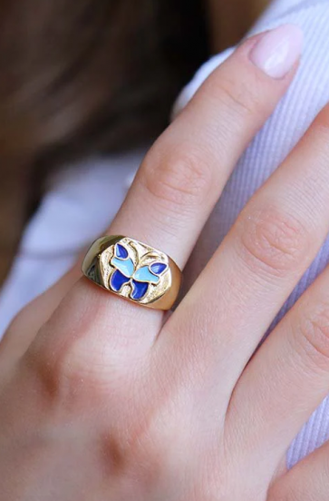 Elegancki pierścionek z motywem motyla, kolor niebieski.