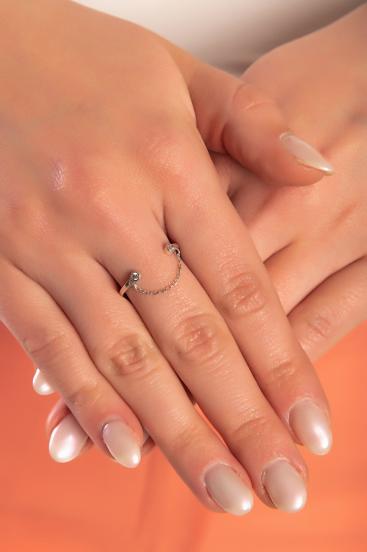 Elegancki pierścionek w kolorze srebrnym