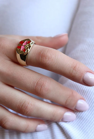 Elegancki pierścionek w kolorze czerwonym