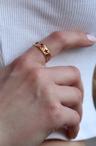 Elegancki pierścionek w kolorze czerwonym