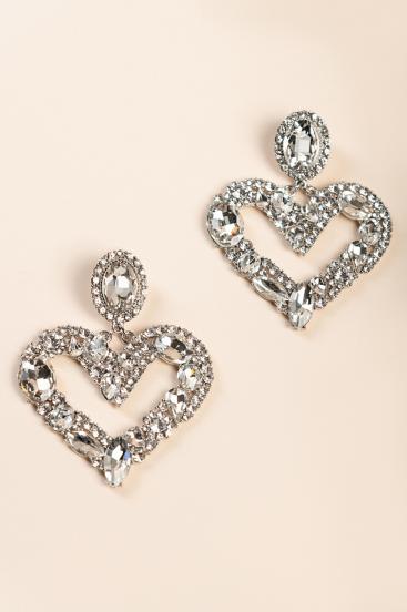 Eleganckie kolczyki w kształcie serca, w kolorze srebrnym.