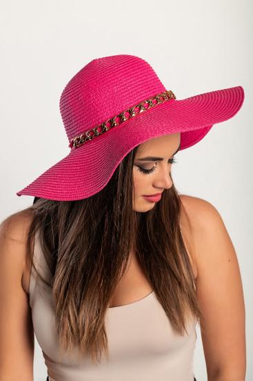 Modna czapka z ozdobnym łańcuszkiem w kolorze różowym