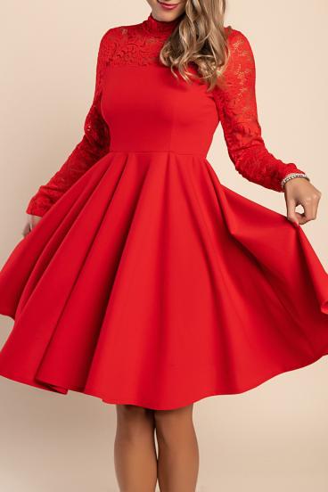 Dopasowana sukienka midi z koronką w kolorze czerwonym