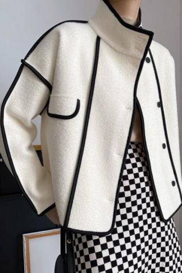 Elegancki krótki płaszcz w kolorze białym