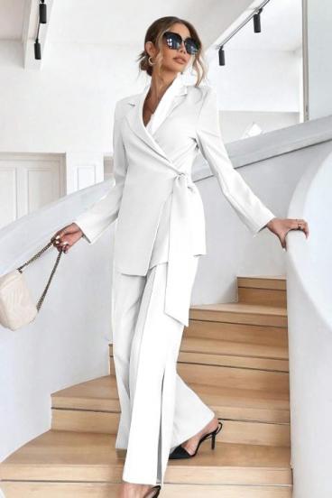 Elegancki monochromatyczny garnitur w kolorze białym
