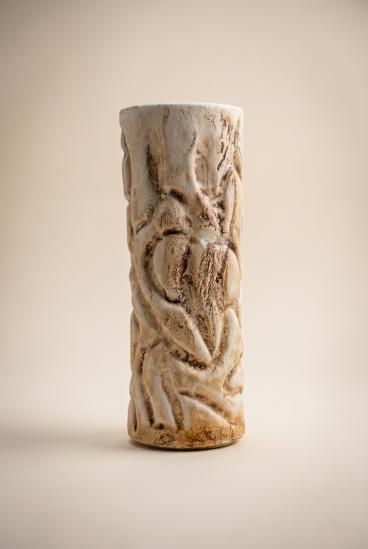 Ręcznie wykonany ceramiczny wazon z reliefem