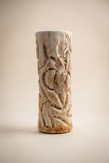 Ręcznie wykonany ceramiczny wazon z reliefem