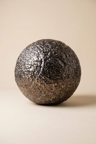 Ręcznie wykonana ceramiczna kula z reliefem i szkliwem