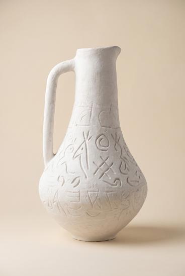 Ręcznie wykonany ceramiczny dzbanek z detalami