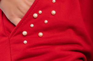 Nowoczesny dres z kapturem i perłami Tinsely, czerwony